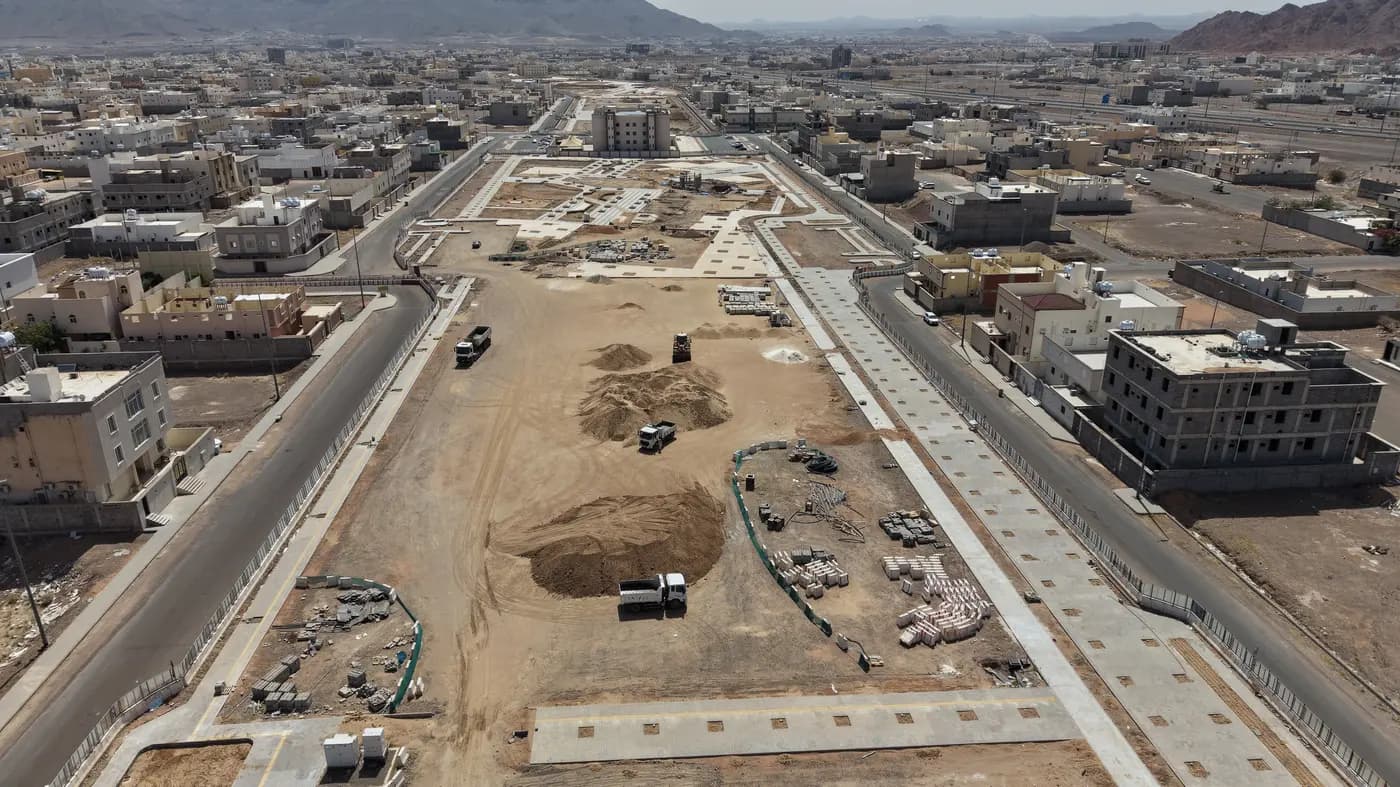 منظر جوي للأرض ومسارات الموقع أثناء أعمال حدائق العقيق وحمراء الأسد