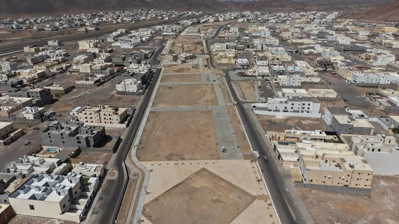 منظر جوي واسع لموقع المشروع بين أحياء حمراء الأسد